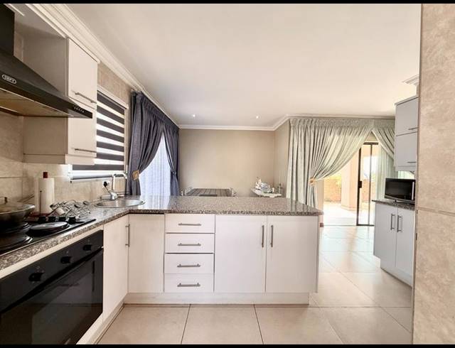 3 BEDROOM HOUSE FOR SALE IN THATCHFIELD